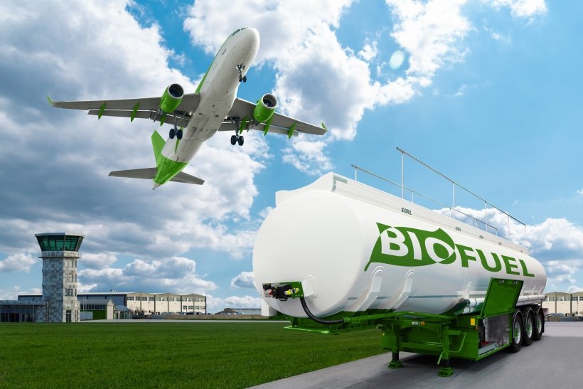 airplane with biofuel trailer.jpg